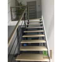 Поєднання металу та дерева в сходах Поєднання металу та дерева в сходах